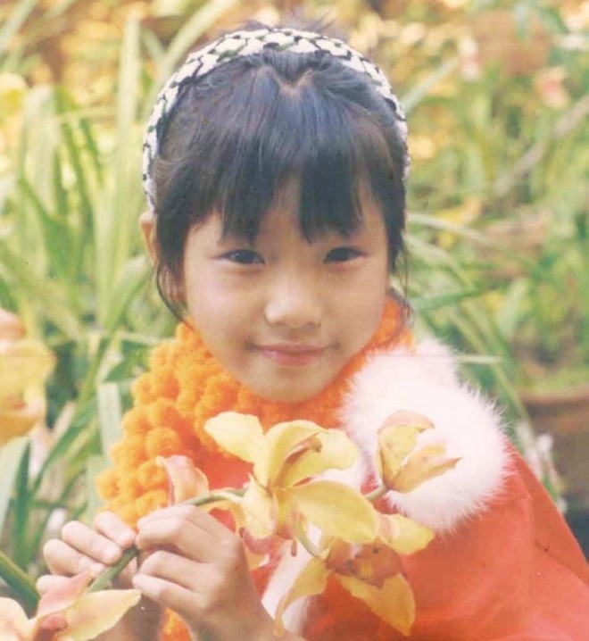 Năm tuổi, Phương Vy bắt đầu mê hát và hát rất hay. Trông nữ tính vậy chứ cô bé này rất nghịch, là thủ lĩnh của lũ trẻ trong xóm với rất nhiều trò… có một không hai.