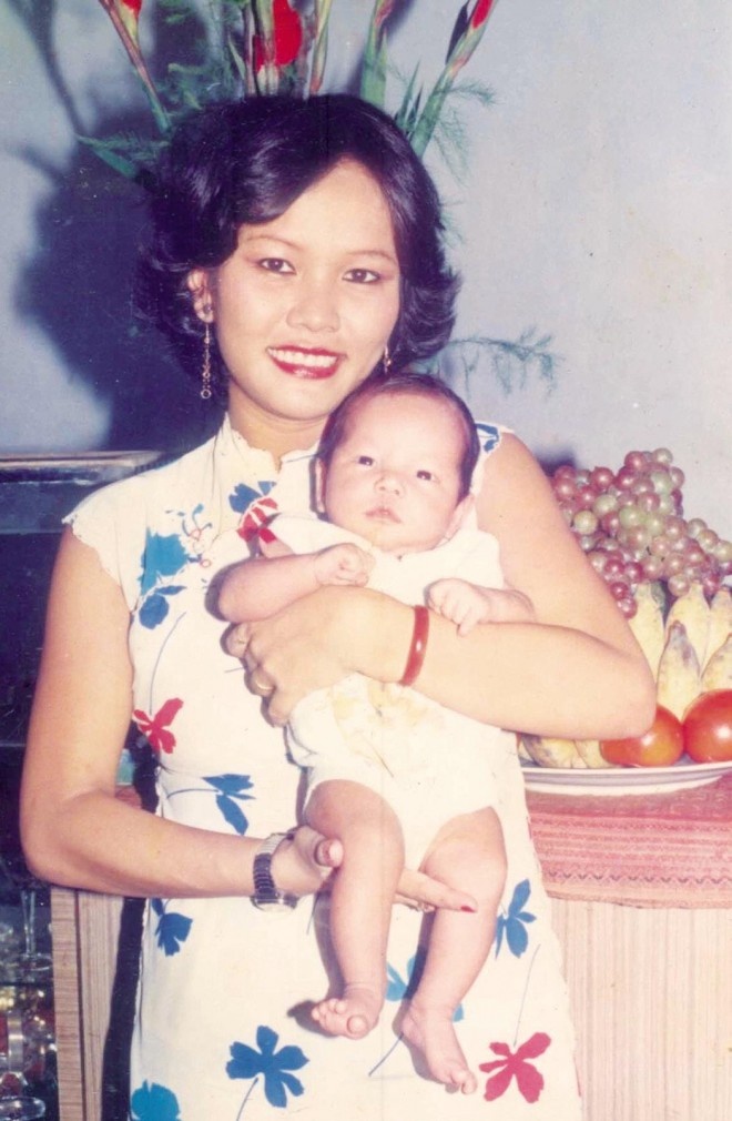 Phương Vy chụp ảnh cùng mẹ hồi ba tháng tuổi.