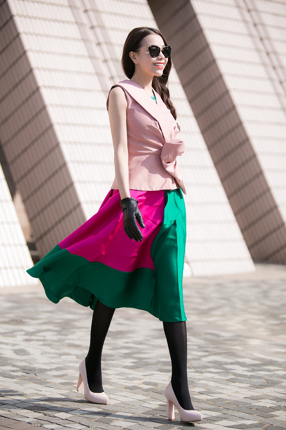 Còn trẻ nên Trà Ngọc Hằng cũng thi thoảng thích phá cách với hình ảnh mới nhiều màu sắc rất phóng khoáng. Phong cách thời trang của cô đa dạng, nhưng thiên về sexy và cá tính, phóng khoáng.