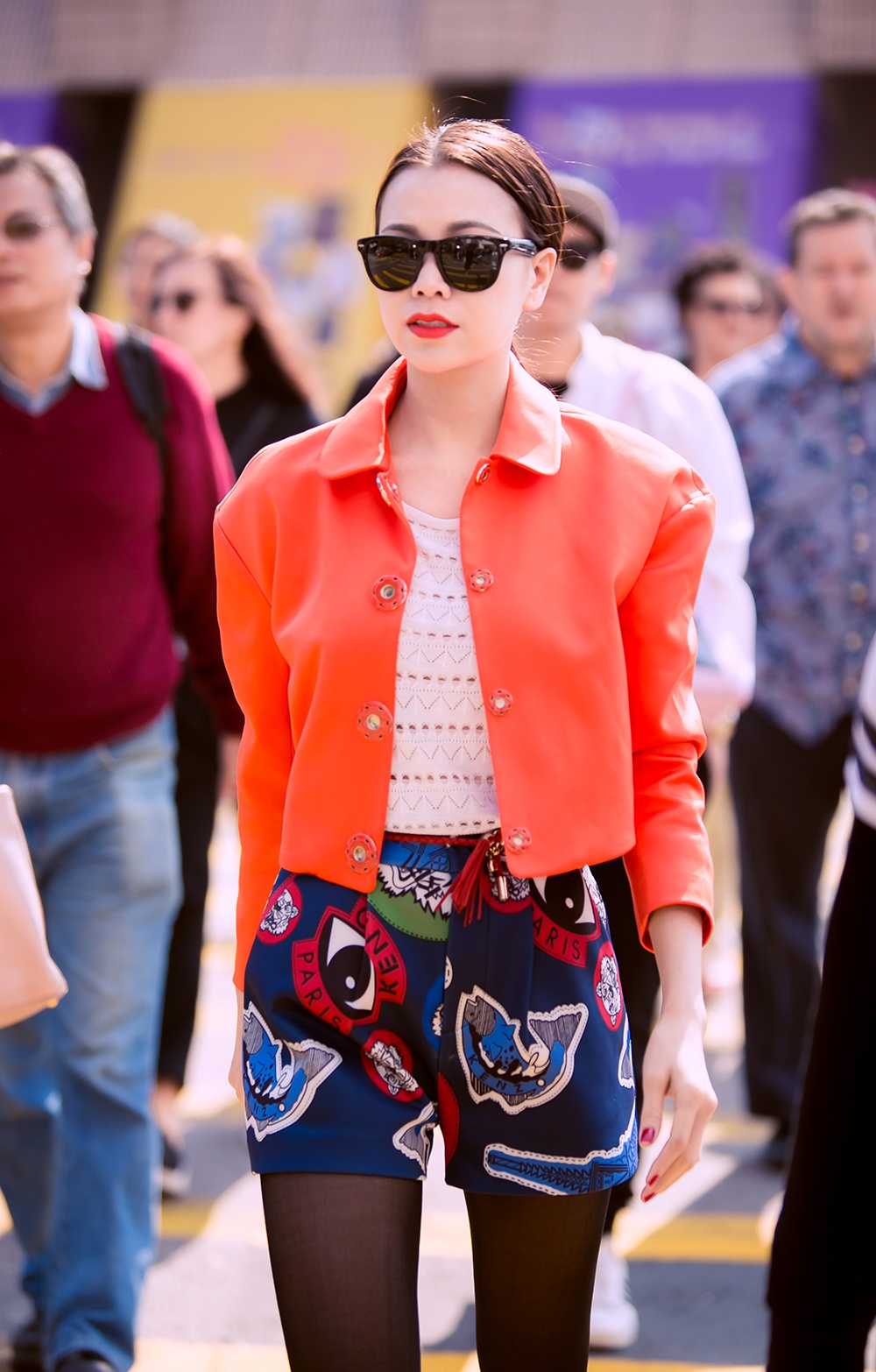 Người đẹp diện chiếc quần sooc ngắn sắc màu sặc sỡ theo xu hướng thời trang của giới trẻ năm nay sành điệu taoj dáng trên phố Hồng Kong nhộn nhịp người qua lại với phong cách tươi trẻ, ấn tượng.