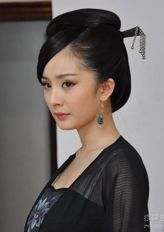 Tạo hình trong Thần thám Địch Nhân Kiệt biến Dương Mịch từ một thiếu nữ  trẻ trung thành một bà góa phụ tuổi trung niên. Tuy nhiên, đây là tạo hình  phù hợp với sự thay đổi của nhân vật trong phim.