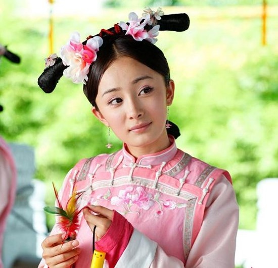 Thế nhưng đến Cung tỏa tâm ngọc, Dương Mịch trông vô cùng xinh đẹp và  tràn đầy sức sống khi vào vai Tình Xuyên - cô gái từ thời hiện đại xuyên  không về thời nhà Thanh.