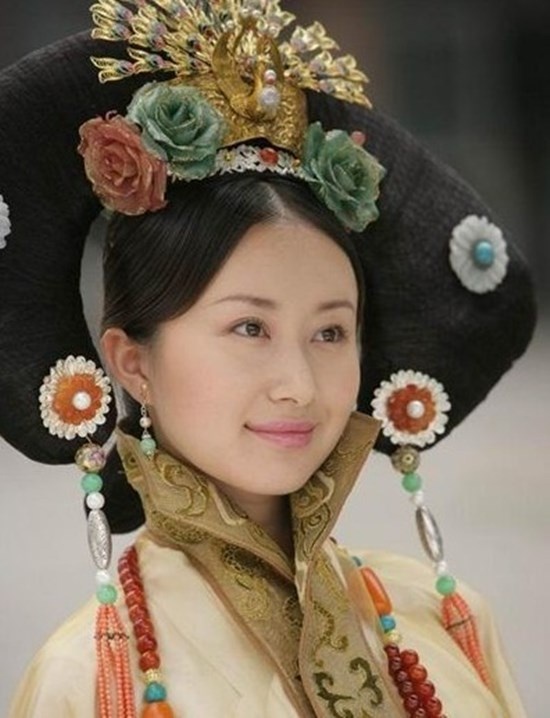 Kiểu tóc của Thư Sướng trong Lộc Đỉnh Ký bị chê là trông giống cặp sừng trâu.