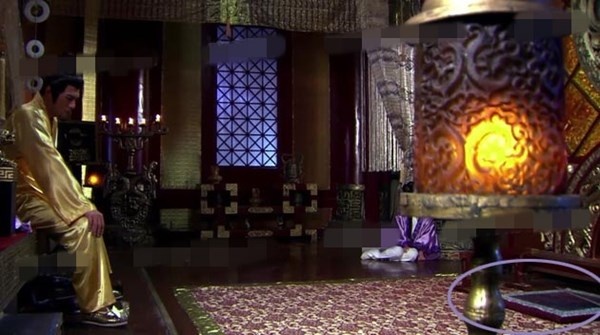 Một lúc sau, thanh kiếm lại nằm ở phần bên phải chiếc gối.