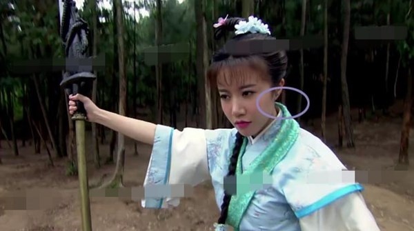 Lát sau, chiếc khuyên tai bỗng dưng biến mất.