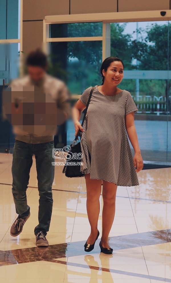 Ốc Thanh Vân mặt mộc nhưng vẫn rạng rỡ khi vào bện viện sinh bé Cacao.