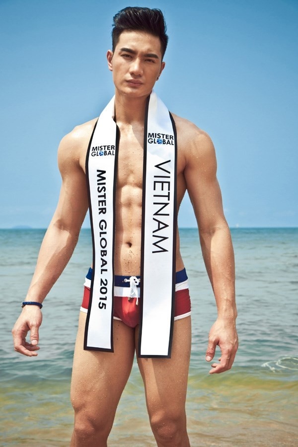 Vận động viên Taekwondo Nguyễn Văn Sơn khoe hình thể đẹp trên bãi biển ở Thái Lan.