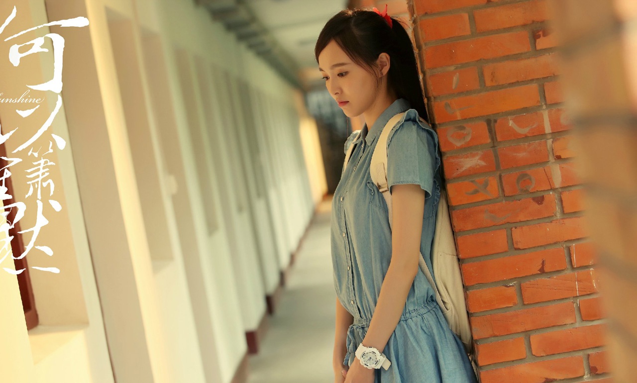 Loat dien vien Hoa ngu tuoi bam vao vai nu sinh an tuong hinh anh