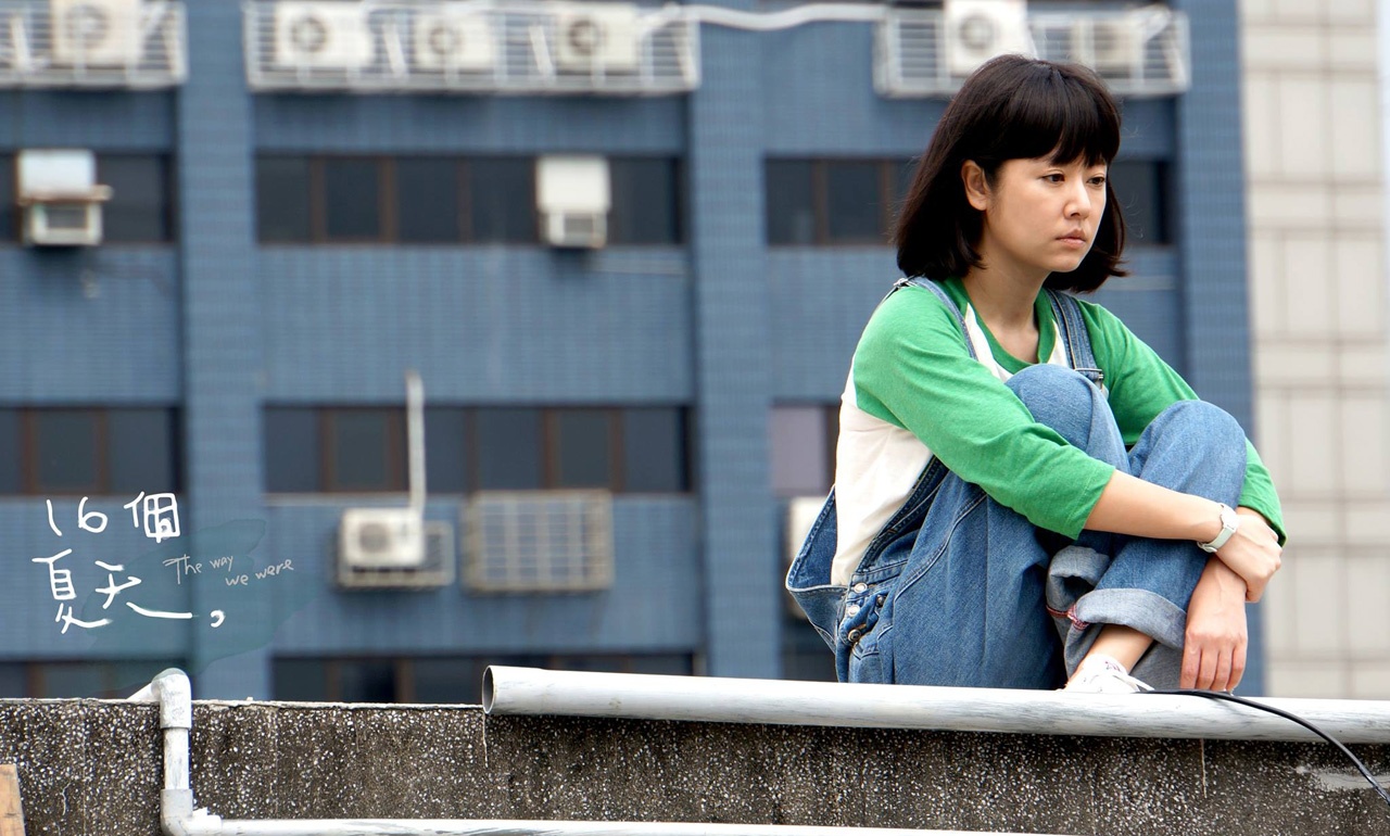  16 Mùa Hè kể lại câu chuyện trải dài suốt 16 năm, về những tình cảm lưu luyến của tuổi trẻ gắn với những bước thăng trầm thay đổi của xã hội như trận động đất năm 1999, dịch SARS năm 2003. Trong 16 năm (từ năm 1998 đến 2014), cô gái Đường Gia Ny theo học đại học tại Đài Bắc, vô tình quen biết anh chàng Phương Vi Đức (Dương Nhất Triển đóng). Hai người dần nảy sinh tình cảm, nhưng lúc mối tình bền chặt nhất cũng là khi Phương Vi Đức quyết định nhập ngũ.