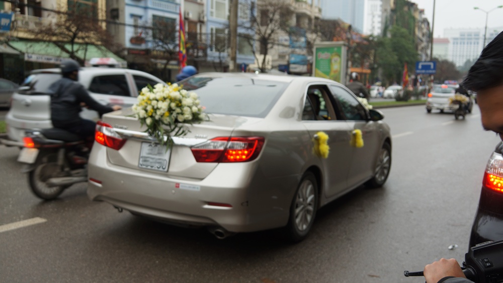 Che Phong nhoai nguoi huong dan lai xe trong ngo nho hinh anh