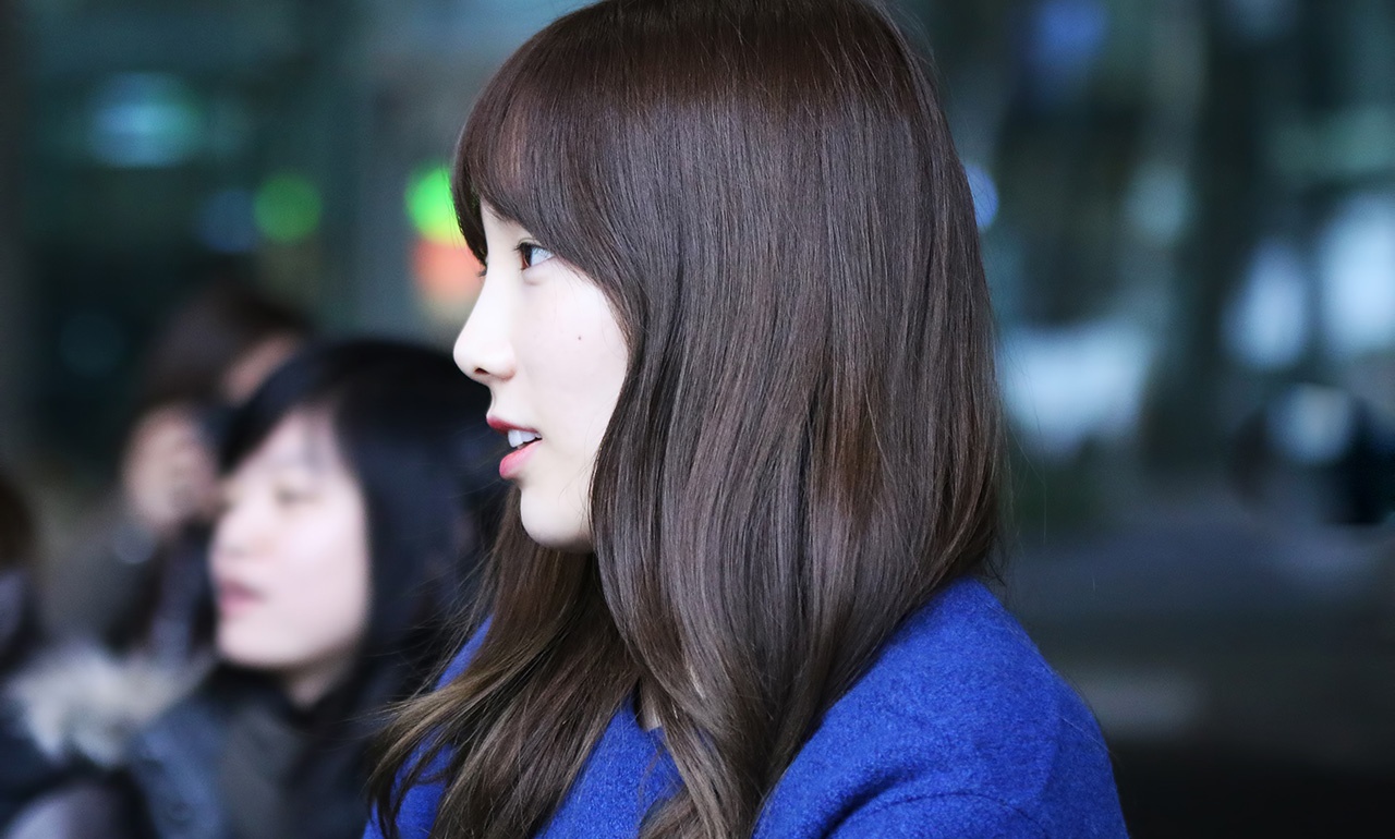 Nếu mái tóc màu vàng mang đến nét tinh nghịch thì màu đen lại thể hiện phong cách trưởng thành đầy quyến rũ.