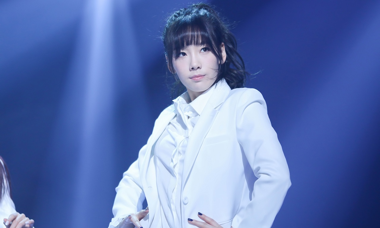 Bạn sẽ trông cá tính biết bao nếu buộc tóc cao đuôi ngựa, mặc vest nam tính như Taeyeon.