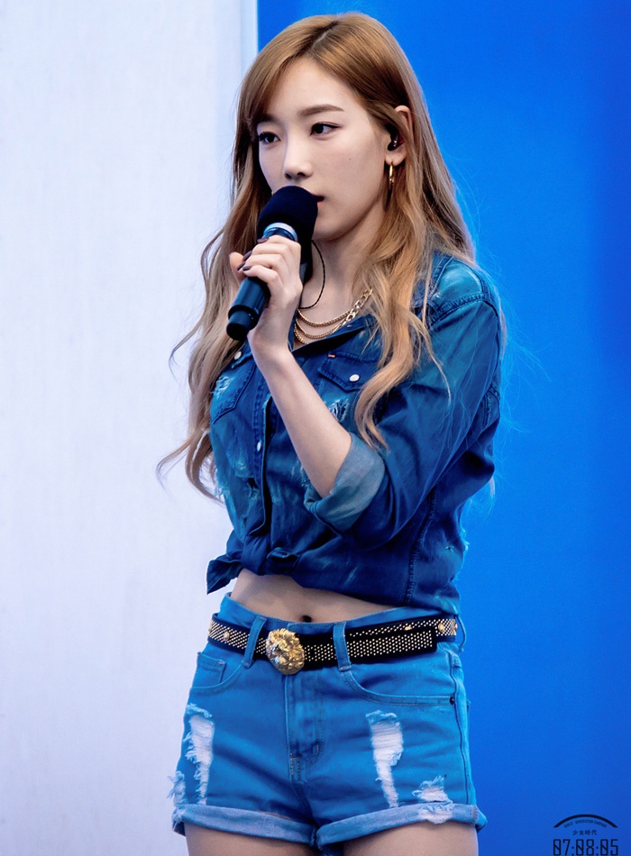 Phong cách vén tóc sang bên tai một cách ngọt ngào cũng đủ làm fan ngẩn ngơ xao xuyến.