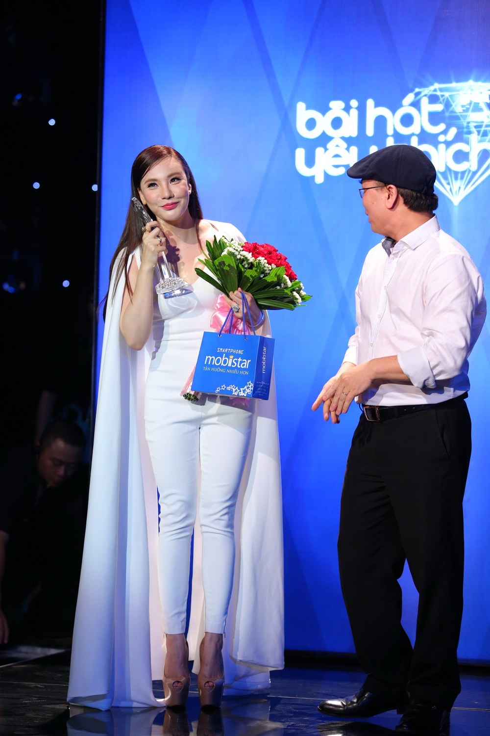 Khác với sự lo lắng, hồi hộp lúc vừa bước ra sân khấu, khi cất giọng hát, Hồ Quỳnh Hương ngay lập tức chiếm trọn tình cảm của khán giả bằng giọng ca ngọt ngào, cảm xúc và đầy kỹ thuật.