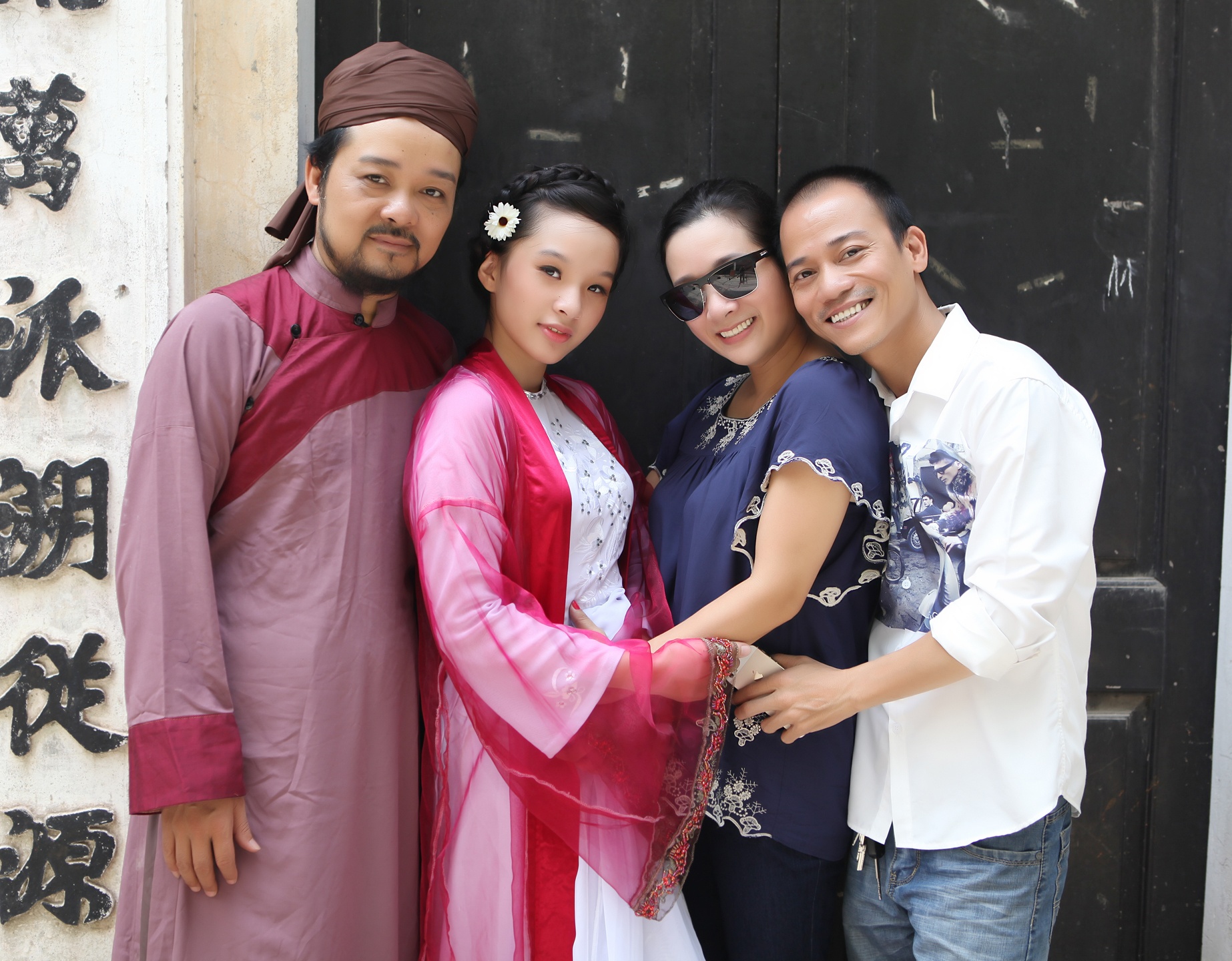 Ca sĩ Chế Phong (ngoài cùng bên phải) là người xây dựng ý tưởng và đồng hành cùng Thanh Thanh Hiền trong suốt quá trình thực hiện sản phẩm mới.