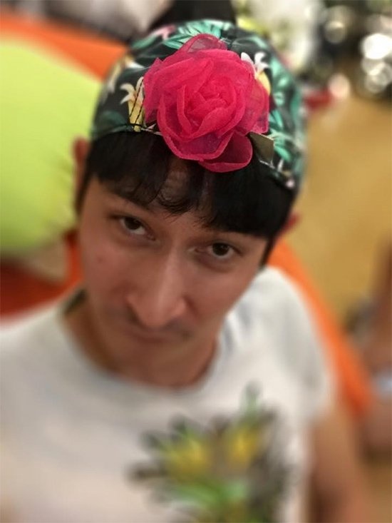 Chàng MC chia sẻ bức hình “tự sướng” cùng bông hoa với câu nói hài hước: “Đời nở hoa rồi nha!”