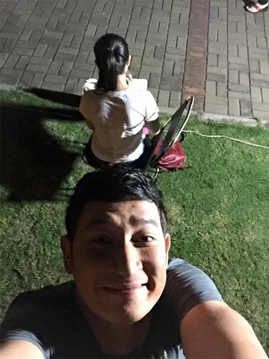 Bên cạnh công việc thường ngày của một người vợ, người mẹ, Mạc Anh Thư còn trở thành trợ lý bất đắc dĩ của chồng.