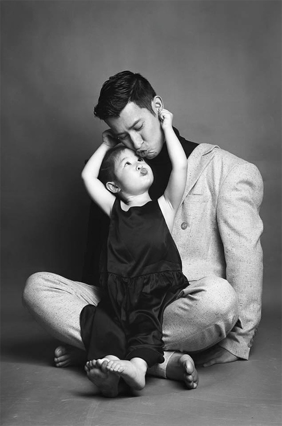 Nam MC điển trai đùa nghịch cùng với con gái.