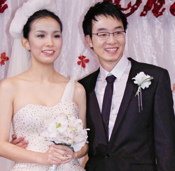 Thùy Lâm kết hôn với chàng tiến sĩ kinh tế Anh Tuấn sau 5 năm yêu nhau. Hoa hậu về làm dâu đất Bắc ở tuổi 23, khi sự nghiệp nghệ thuật đang rất phát triển.