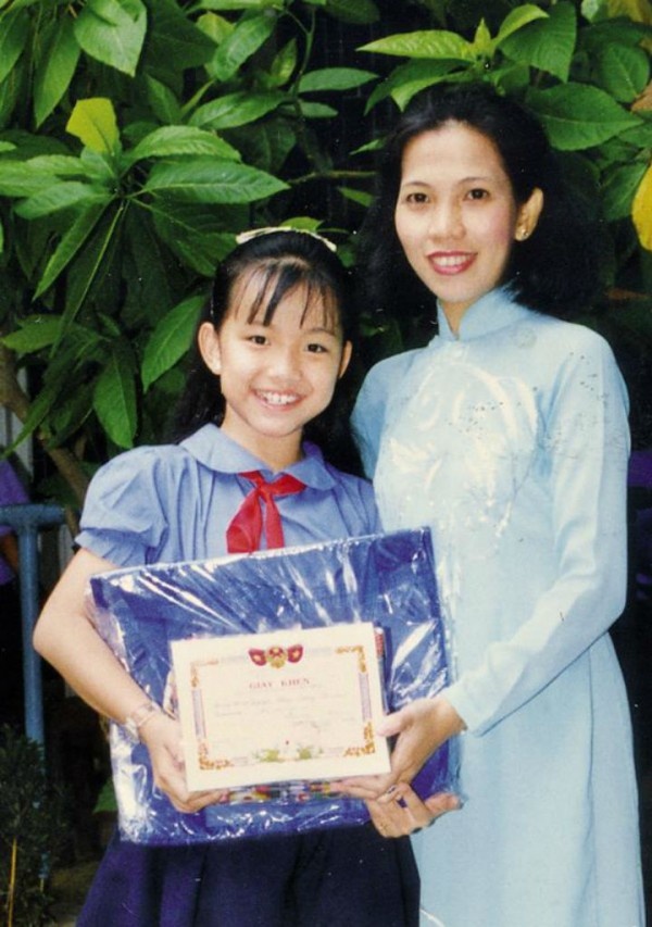 Dù phải dành nhiều thời gian cho ca hát nhưng Lâm vẫn học rất giỏi. Ảnh chụp Lâm cùng cô giáo chủ nhiệm năm lớp ba.