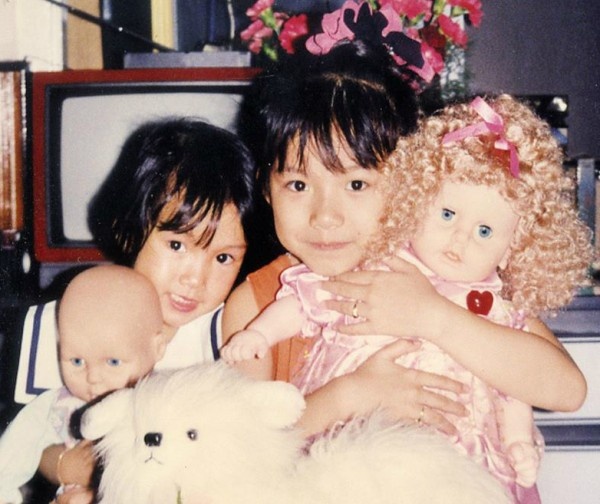Thùy Lâm và em gái trong ngày sinh nhật lần thứ năm. Lâm có tên ở nhà là Katy, đặc biệt mê áo đầm và búp bê.