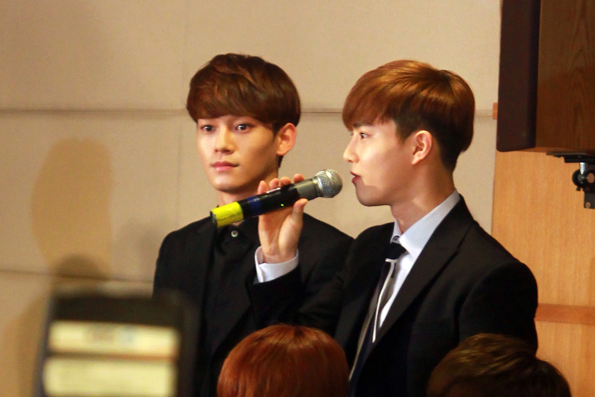 Thanh vien nhom EXO hat live 'Nguoi ay' tai hop bao hinh anh