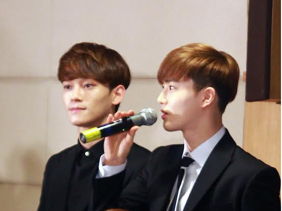 EXO hat live 'Nguoi ay' tai hop bao hinh anh