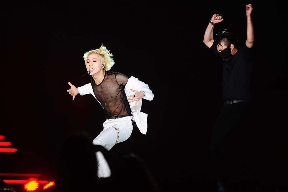 Taemin - em út của nhóm SHINee mê hoặc fan với ca khúc Danger. Anh chàng còn táo bạo phanh áo, khiến fan phấn khích. 