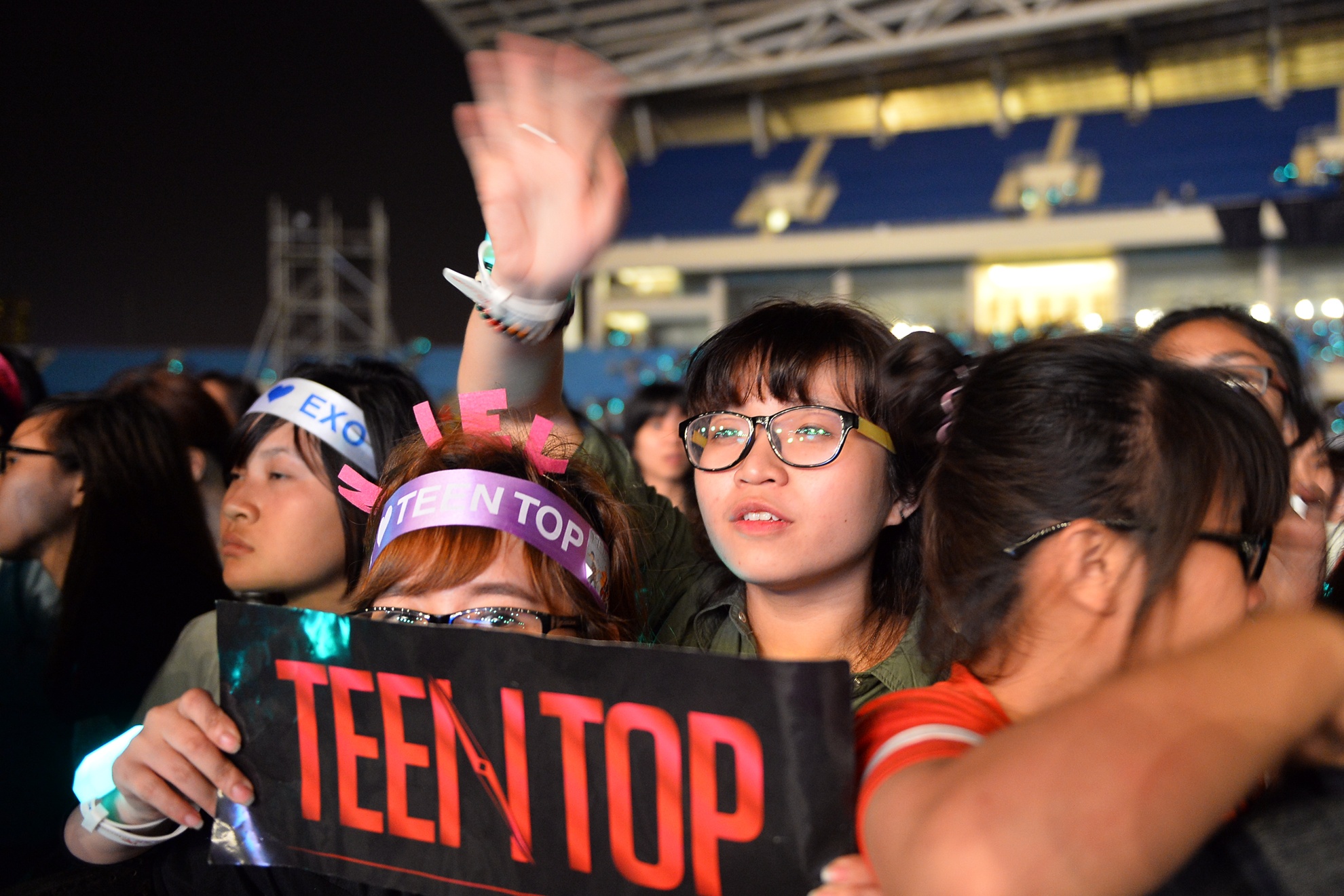 Fan Viet chay theo xe tam biet sao Han hinh anh