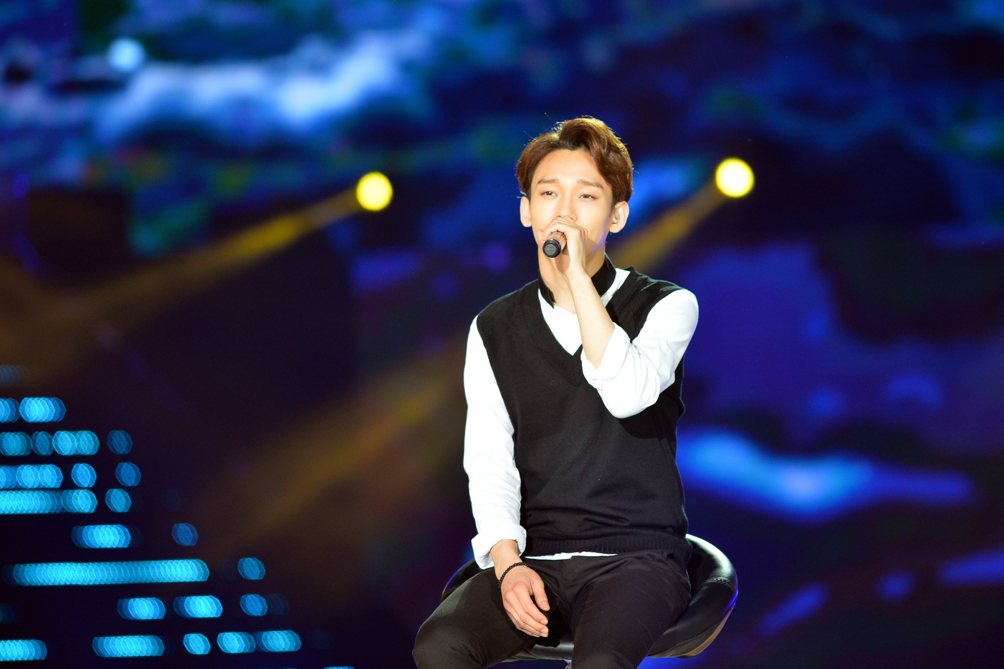 Nhom EXO hat 'Nguoi ay' hinh anh