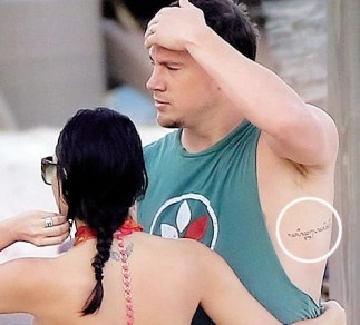 Cả hai diễn viên cùng xăm hàng chữ “Side By Side” (ở bên nhau) lên mình. Channing Tatum xăm lên sườn trái còn vợ anh lại chọn mu bàn chân trái là nơi khắc ghi dấu ấn tình yêu này.