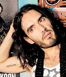 Khi còn yêu Russell Brand, Katy Perry và chàng diễn viên này đã rủ nhau xăm hàng chữ tiếng Phạn “Anuugacchati Pravaha” (đi theo dòng nước) lên cánh tay phải của cả hai. Tiếc rằng chỉ sau 14 tháng hôn nhân, cuộc đời của mỗi người đã đi theo một hướng khác nhau.