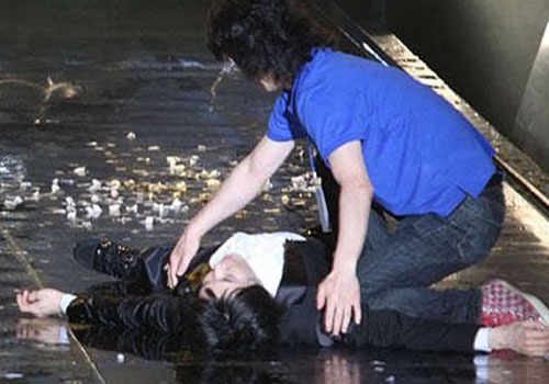 Than tuong Kpop va nhung lan ngat tren san khau hinh anh