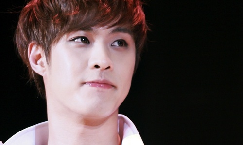 Seung Ho nga tren san khau hinh anh