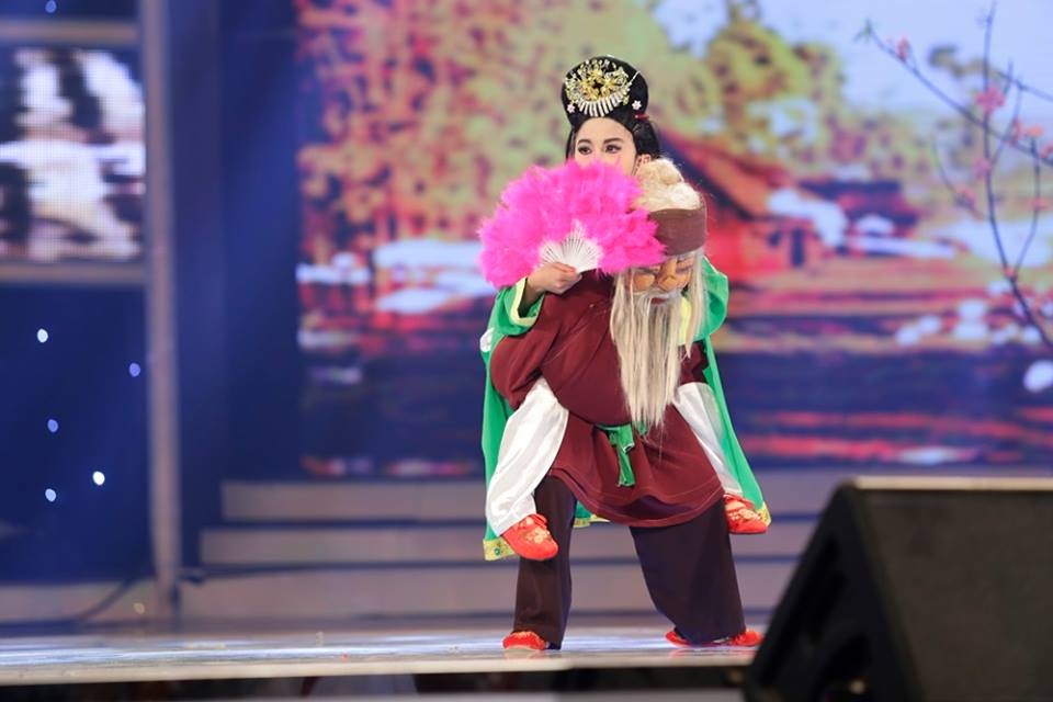 Duc Vinh xuat than khi gia gai dien tuong hinh anh