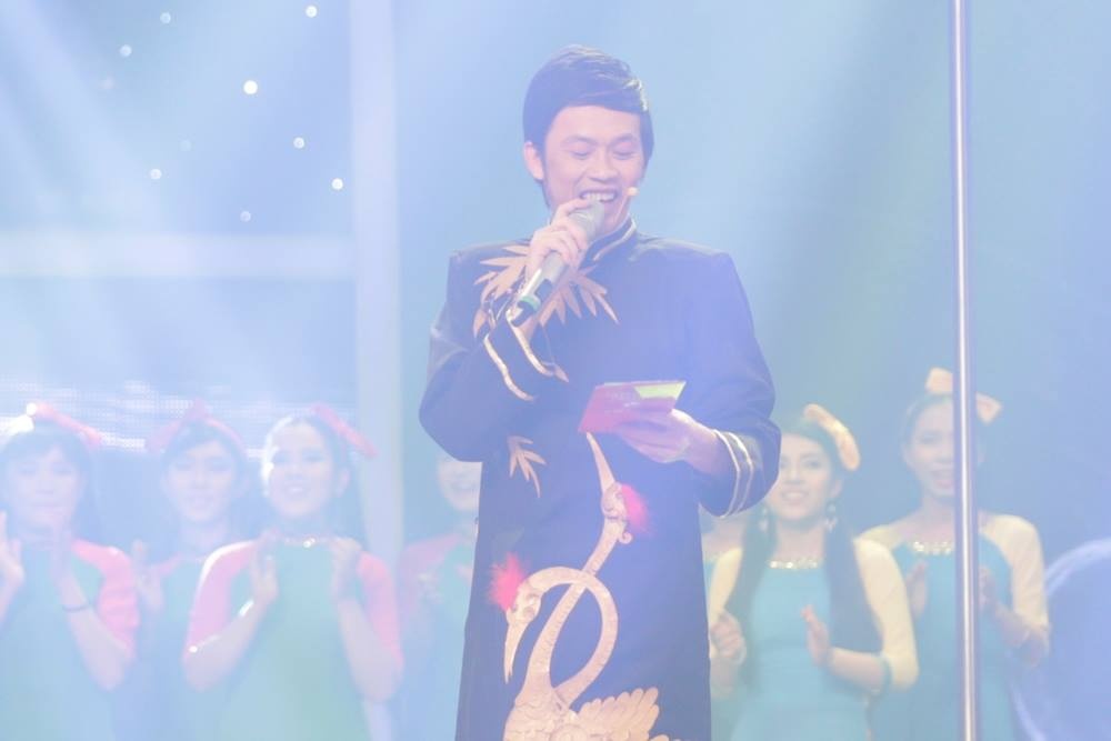 Hoai Linh va Thanh Loc ket hop bieu dien hinh anh