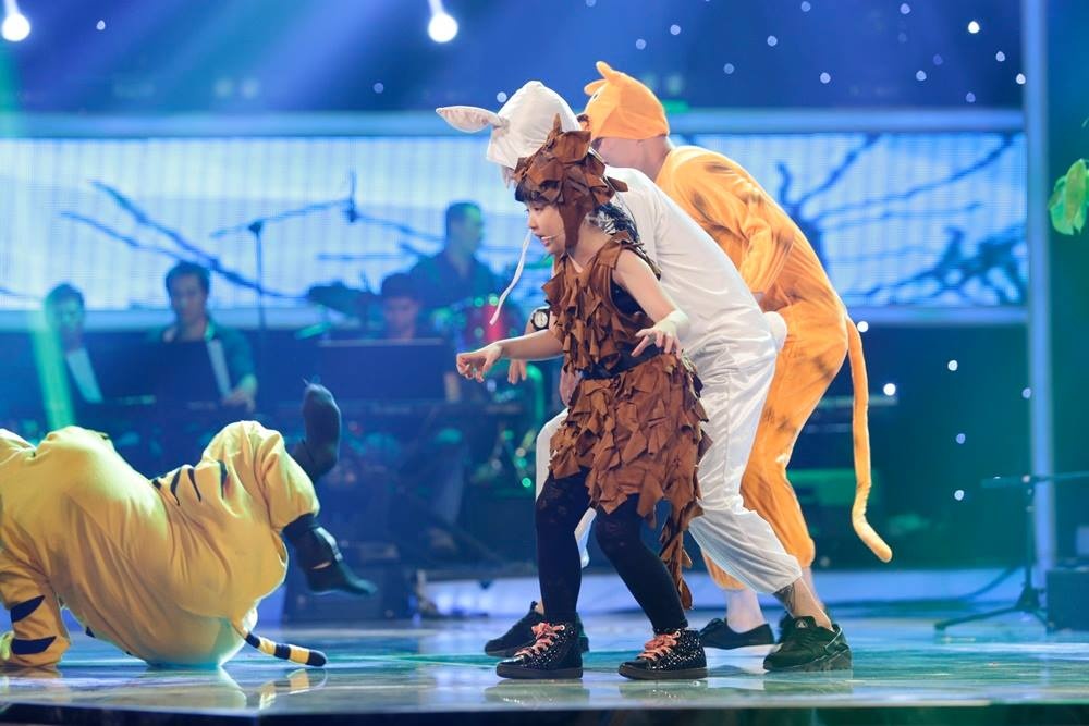 Bich Ngoc bien hoa tren san khau Got Talent hinh anh