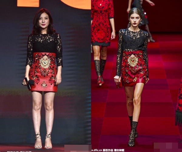 Xuất hiện tại một sự kiện, Triệu Vy hút hồn người đối diện với vẻ ngoài quyến rũ và thanh lịch khi chọn chiếc váy họa tiết nổi bật của Dolce & Gabbana 2015 để khoe dáng. Trước đó, thiết kế này đã được giới mộ điệu tung hô và trở thành item được nhiều tín đồ sành điệu săn đón. Dù đã ở cái tuổi không còn trẻ nhưng trong set đồ này, Triệu Vy rạng ngời, quyến rũ không kém các nàng người mẫu.