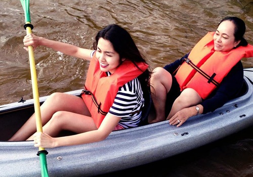 Hinh anh doi thuong cua Ha Tang ben bo me de hinh anh