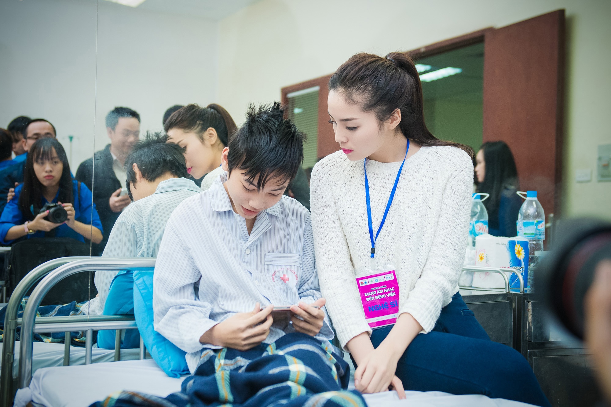 Hoa hau Ky Duyen gian di toi benh vien hinh anh