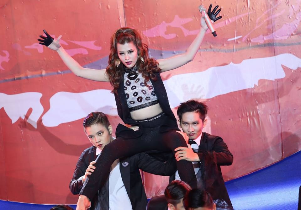 Dong Nhi hat 'Toc nau moi tram' hinh anh