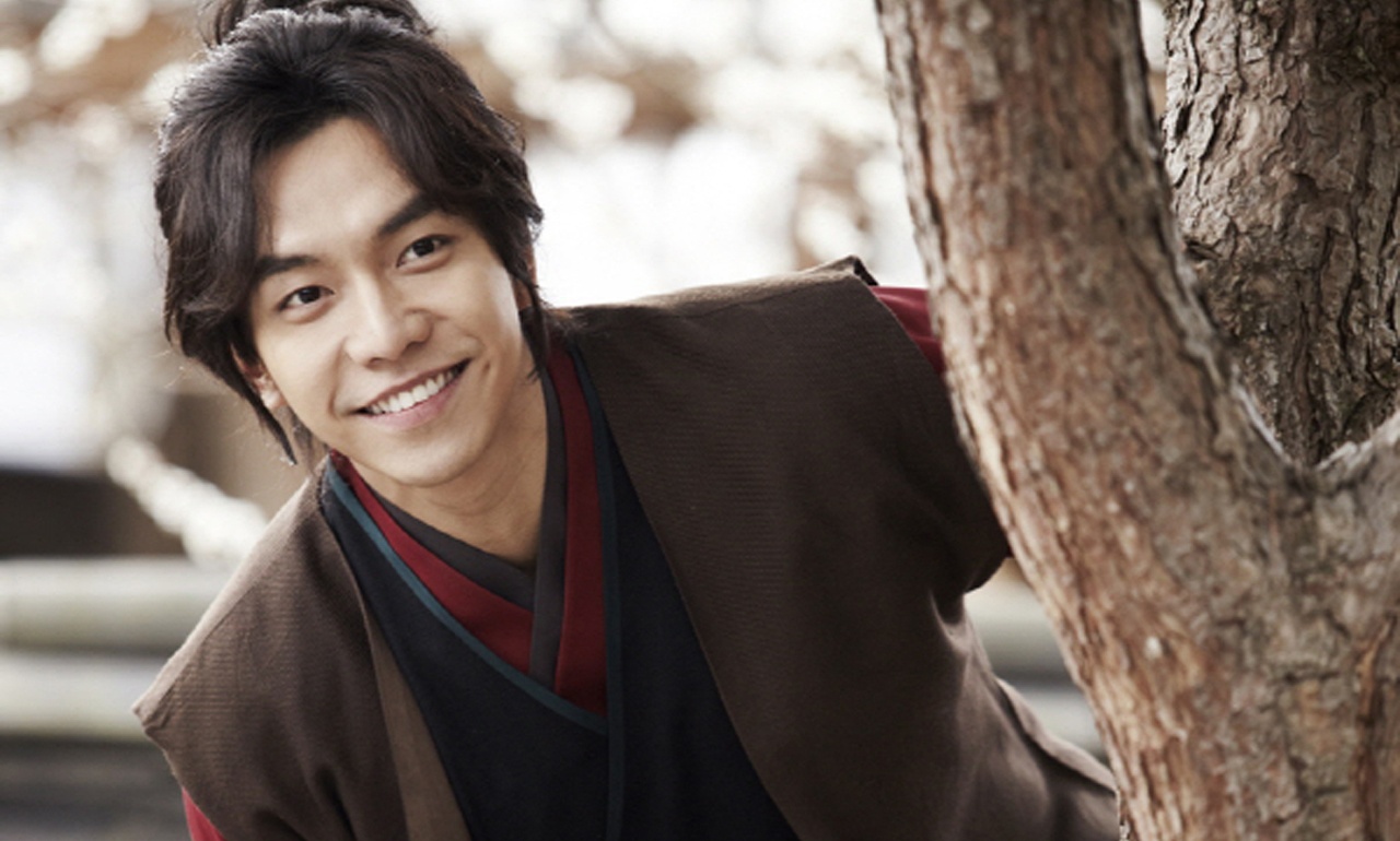 Lee Seung Gi thể hiện xuất sắc vai diễn nhân vật từ một anh chàng chưa trưởng thành sang một anh hùng đáng ngưỡng mộ. Anh gây ấn tượng sâu đậm trong lòng khán giả khi khắc họa giai đoạn nhân vật muốn chuyển từ bán nhân bán thú sang một con người thực sự. Ngoại hình đẹp lung linh cùng nụ cười tỏa nắng cũng là điểm cộng lớn cho nhân vật Kang Chi này.