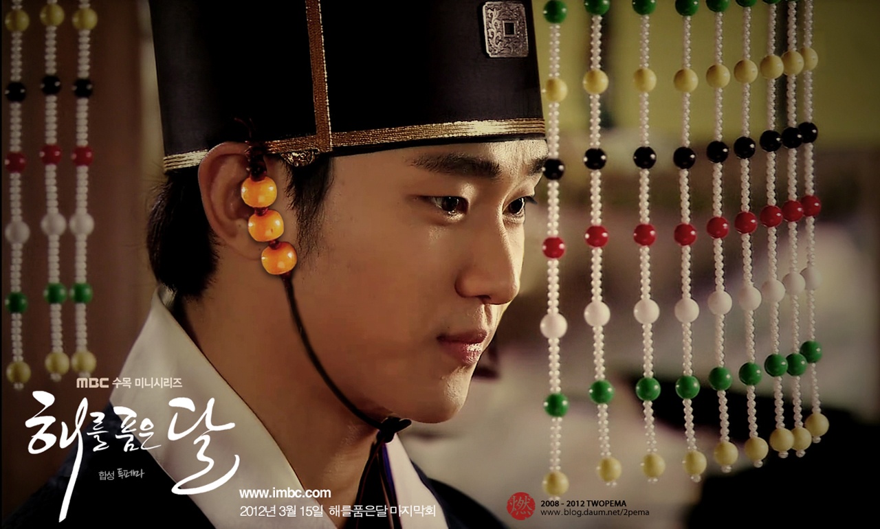 Ở Lee Hwon vừa toát lên vẻ thâm trầm đĩnh đạc, vừa có sự sôi nổi nhiệt tình khiến khán giả nghĩ đến ánh sáng mặt trời ấm áp.
