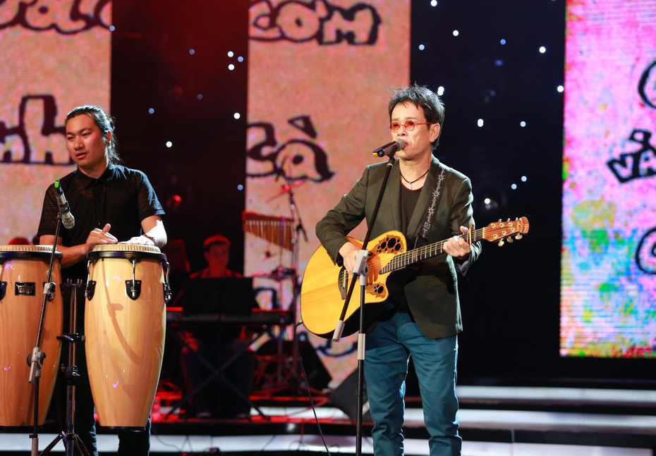 phần trình diễn đáng chú ý nhất tất nhiên thuộc về ca khúc “Và tôi cũng yêu em” được sáng tác và trình diễn đồng thời bởi  ca sĩ, nhạc sĩ Đức Huy. Là một ca sĩ nổi danh ở cả hải ngoại và trong nước, không bất ngờ khi chất giọng bay bổng cùng phong cách lãng tử của nghệ sĩ Đức Huy đã chinh phục toàn bộ khán giả có mặt tại sân khấu và dành cho anh những tràng vỗ tay không ngớt. Đức Huy trình diễn ca khúc “Và tôi cũng yêu em” trên sân khấu BHYT tối qua nhẹ nhàng, tự sự nhưng vẫn tràn đầy nguồn năng lượng mới mẻ, không hề cũ kĩ, khiến cho phần trình diễn vẫn dễ dàng được khán giả mê đắm. MC, Hoa hậu thân thiện Dương Thuỳ Linh cảm thấy một bầu trời kỷ niệm như ùa về, như một clip quay chậm cuộc đời khi nghe ca khúc quen thuộc mà dung dị này. Còn nhà báo Hà Sơn chia sẻ, chị thấy ca sĩ Đức Huy 