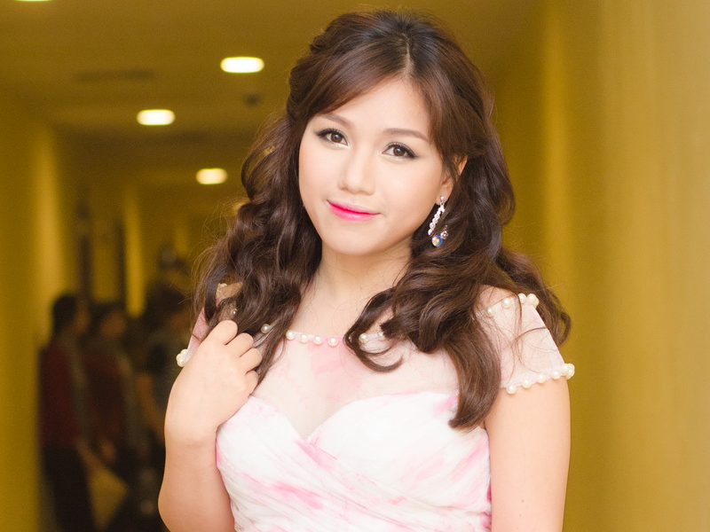 Thuy Chi xinh nhu cong chua trong dem nhac cach mang hinh anh