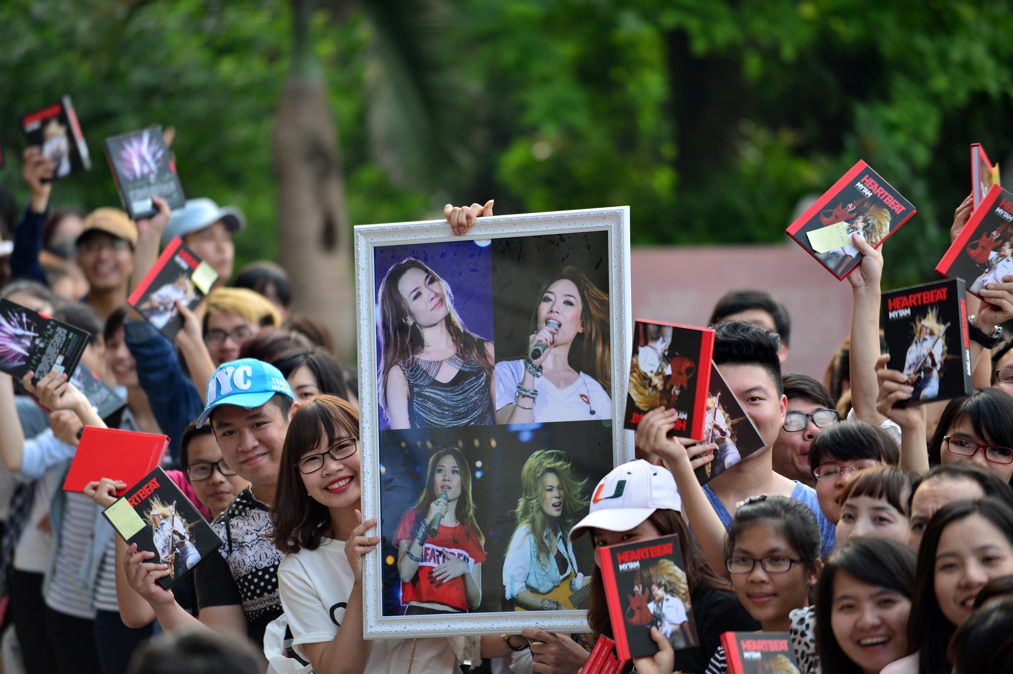 Fan Ha Noi doi nang cho xin chu ky My Tam hinh anh