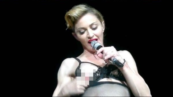 Madonna  Madonna là một ngôi sao giải trí nổi tiếng trên toàn cầu và thường được biết đến trong vai trò ca sĩ. Sự nghiệp của Madona lên như “diều gặp gió” kể từ khi cô phát hành album đầu tiên vào năm 1980. Kể từ đó đến nay, Madonna đã cho ra mắt 12 album chính thức và nhiều album tổng hợp hoặc đĩa đơn với số lượng phát hành hơn 350 triệu đĩa. Trong hơn 3 thập kỷ ca hát, bên cạnh vô số những bản hit đình đám làm nên danh hiệu “Nữ hoàng nhạc pop”, Madonna còn sở hữu biệt danh “Bà hoàng scandal” của làng giải trí.