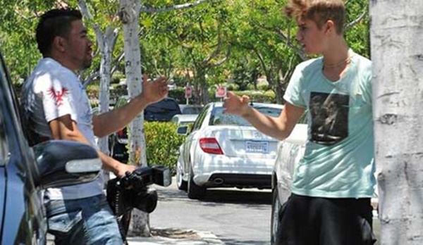Justin Bieber luôn là tâm điểm của truyền thông và các tay săn ảnh paparazzi. Điều này đã khiến “hoàng tử nhạc pop” nhiều lần cáu gắt, văng tục và nặng nhất là tấn công cả nhóm người luôn hướng camera về phía mình. Trong một lần vui chơi với bạn bè, Justin bị cáo buộc cố tình tông trực diện tay săn ảnh bằng chiếc Ferrari và bị quy trách nhiệm dân sự.