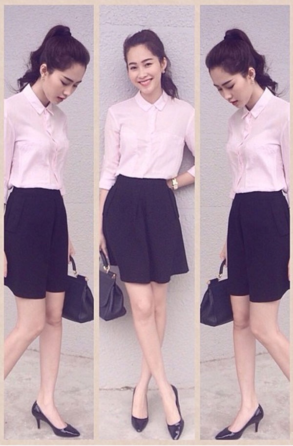 Chiếc sơ mi trắng giản dị kết hợp với chân váy đen cũng đơn sắc giúp hoa hậu Thu Thảo khoe được nét đẹp tự nhiên của mình. Nhờ việc chọn đúng đôi giày màu đen bóng và mái tóc đuôi gà, trông Thu Thảo càng trẻ trung nổi bật.