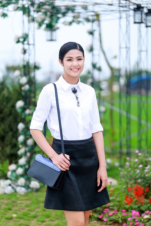 Tạm cất những bộ váy cầu kỳ và quyến rũ, Ngọc Hân tươi trẻ với style nữ sinh cùng áo sơ mi trắng và chân váy chữ A khi dạo phố.